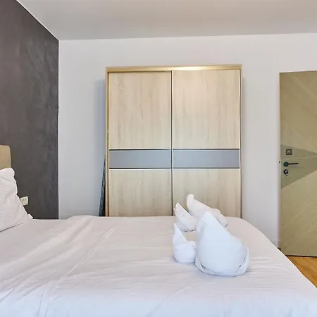 Elite By Signature Apartment